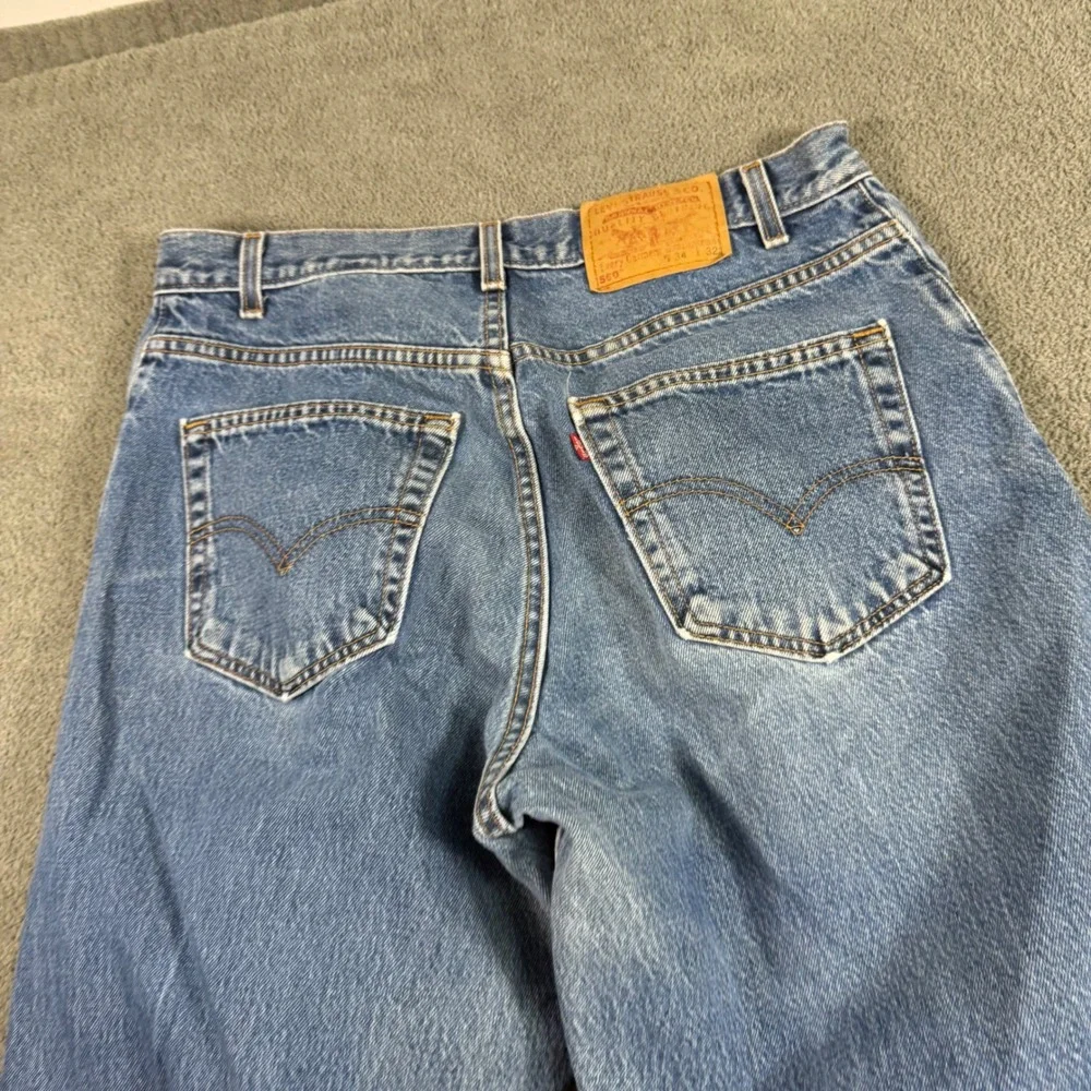 Vintage Levis 560 Loose Fit Tapered Leg Jeans Mens 34x32 Medium Wash Made in USA